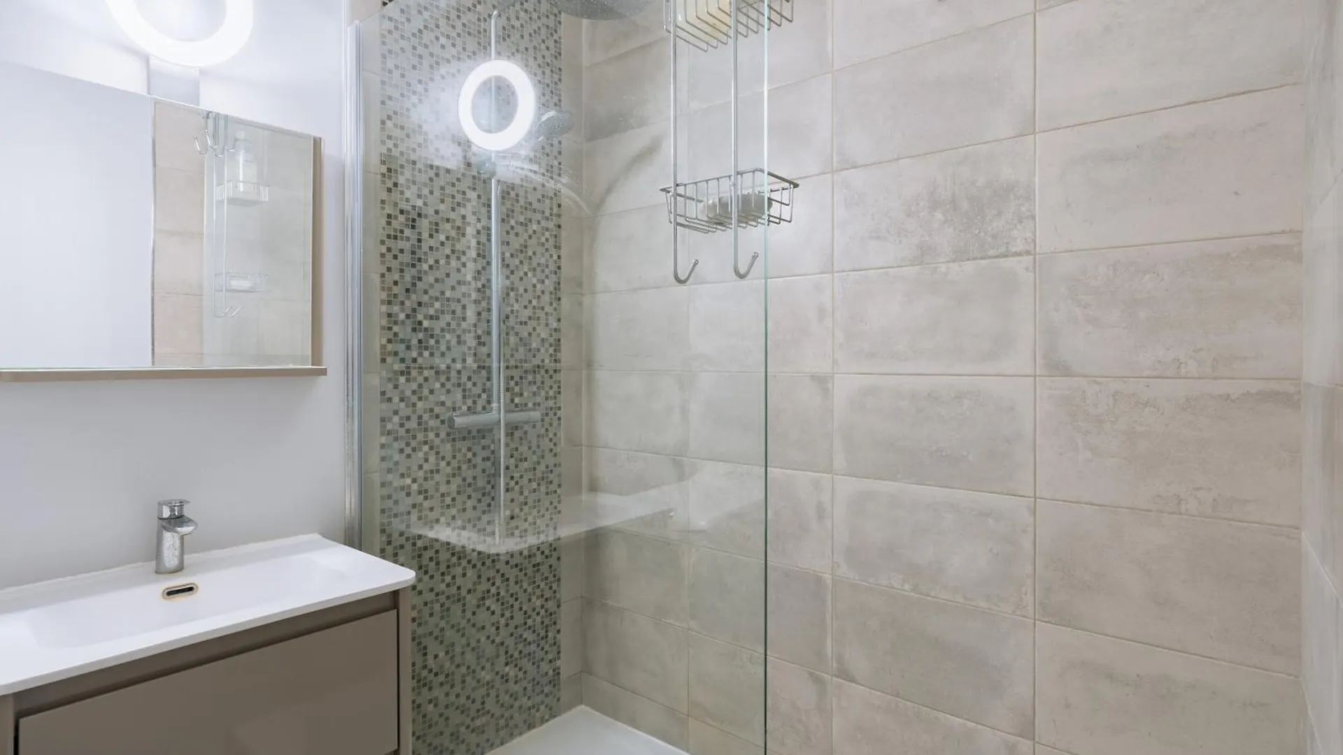 Exuberant 1Bd Apartment Near Canal Saint-Martin! 巴黎